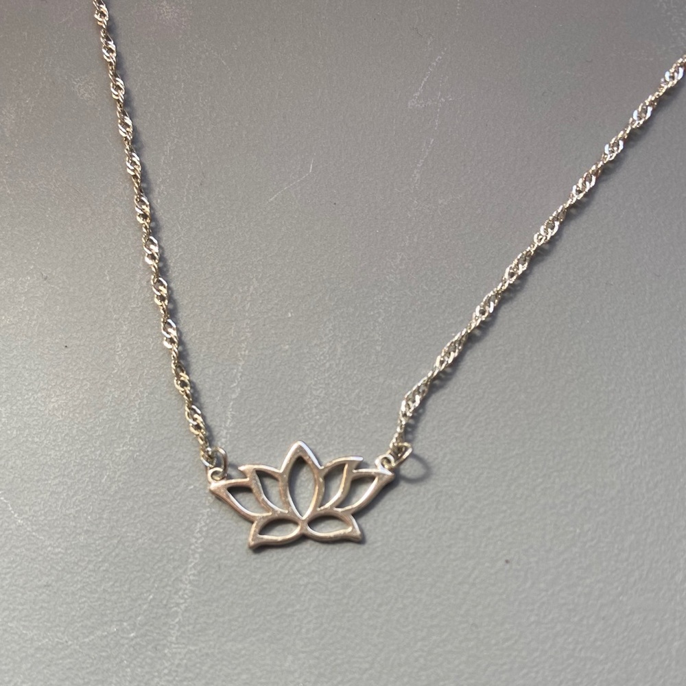 ✨Free w/ purchase - Silver Flower Necklace